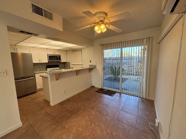 Building Photo - 5164 E Ashlan Ave