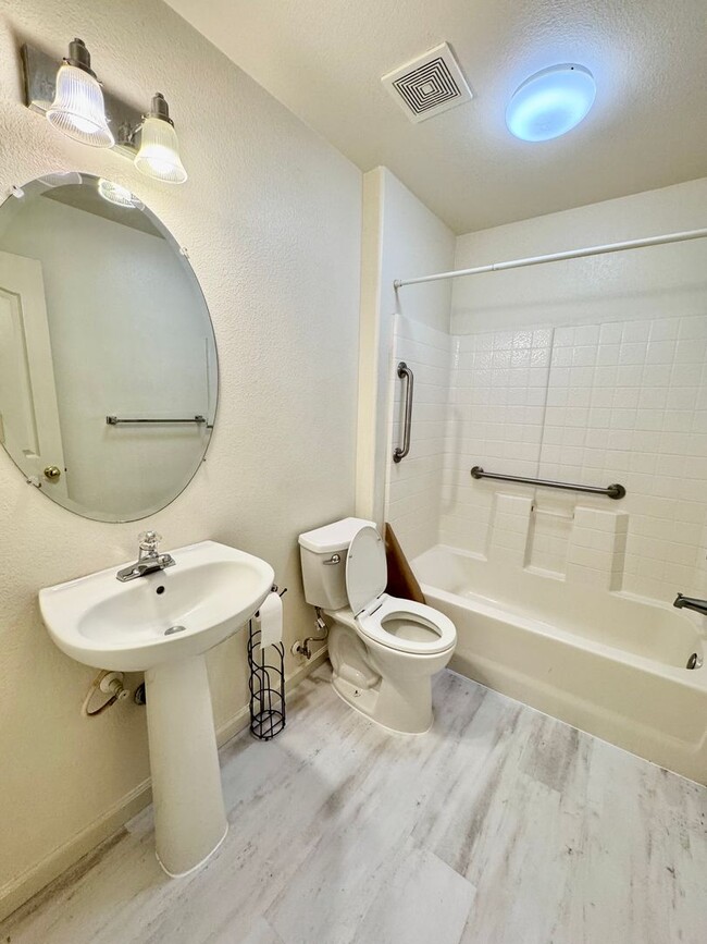 Building Photo - Huge 4 Bedroom + Den, 3 Bath Southside Hom...