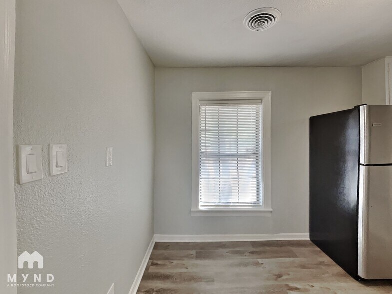 Building Photo - 3862 Meadowbrook Dr