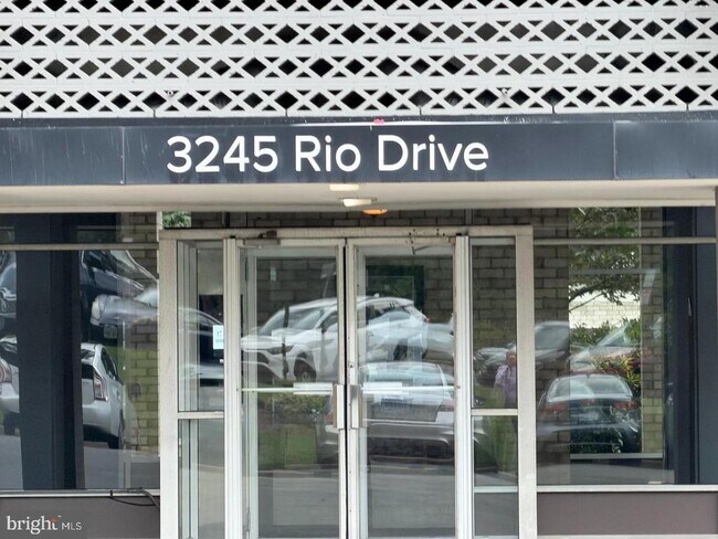Building Photo - 3245 Rio Dr