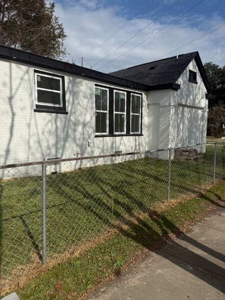 Building Photo - 4809 Longfellow Dr