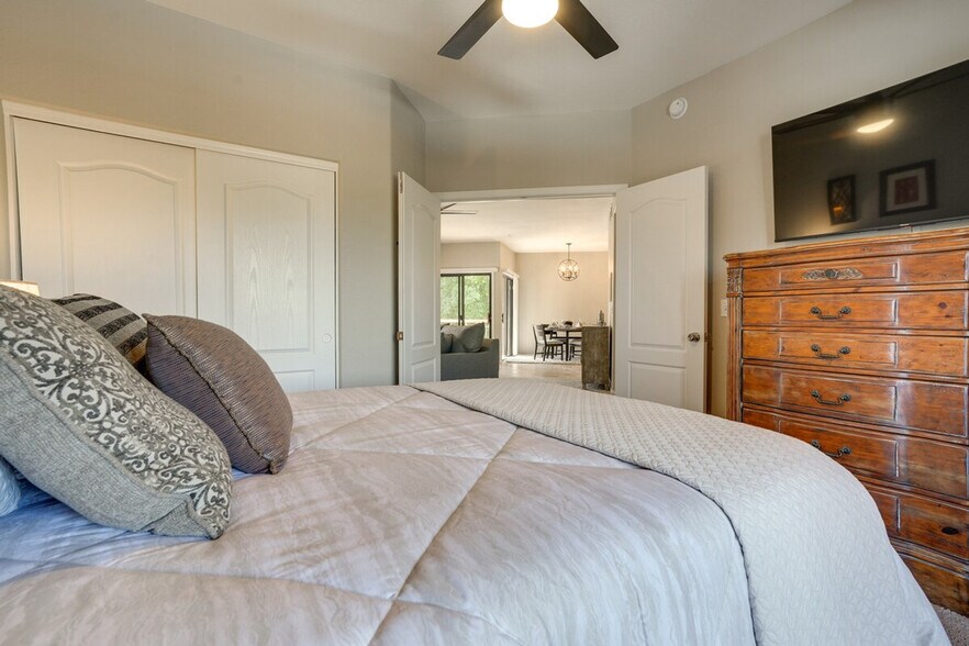 Building Photo - 9151 W Greenway Rd