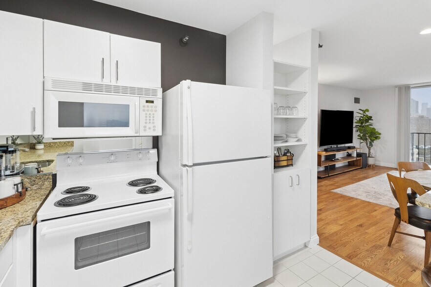 Kitchen other angle - 1212 N La Salle Dr