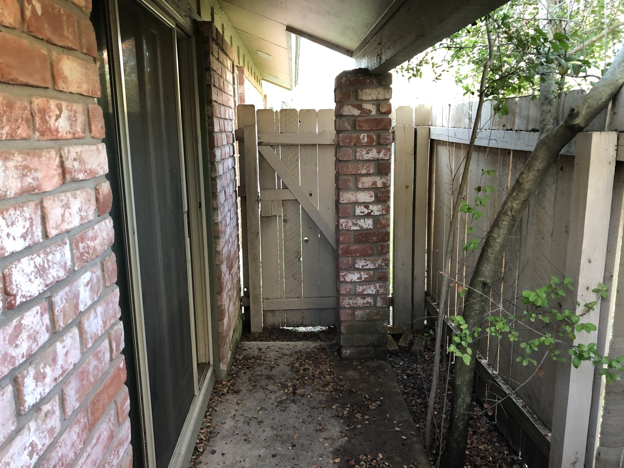 Building Photo - 914 W Meadowmere Ln