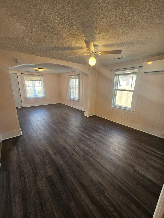 Building Photo - Newly Remodeled 2 Bedroom Home!