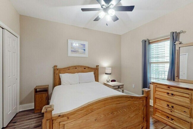 Building Photo - 9860 S Thomas Dr