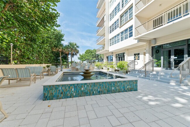 Building Photo - 1021 Hillsboro Mile