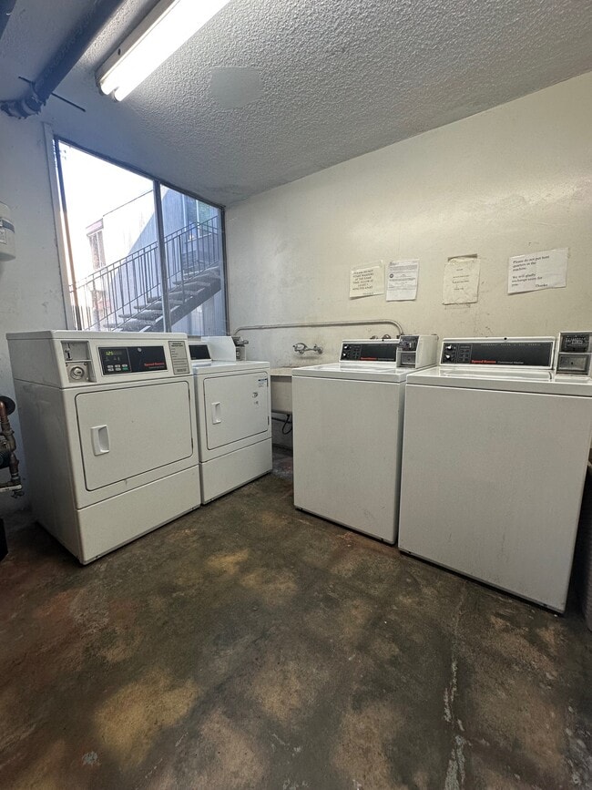 Building Photo - 537 Evergreen St