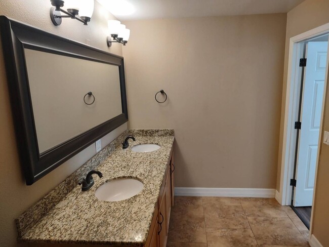 Building Photo - 3 Bedroom - 2  Bedroom - 1656 Sq. Ft - Cas...