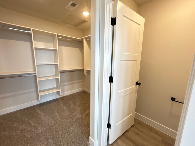 Building Photo - Beautiful Townhome!