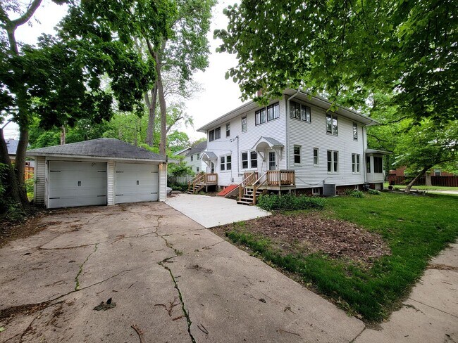 Building Photo - 609 S Prairie St