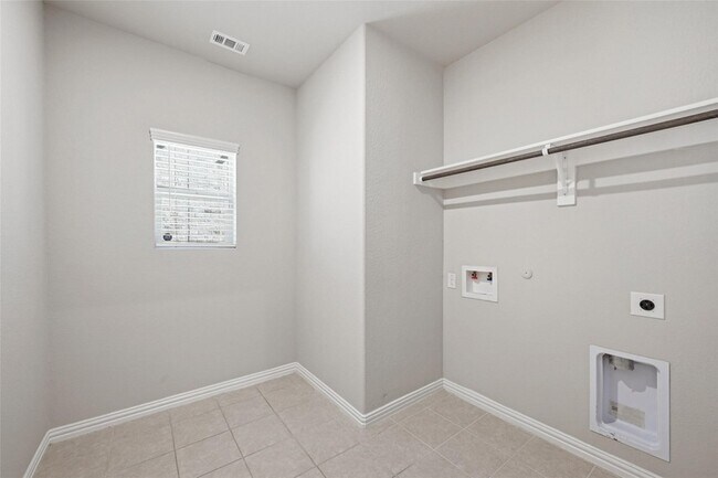 Building Photo - 206 Fieldstone Dr