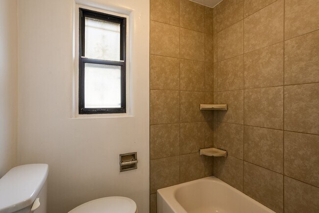 Building Photo - Centrally Located 3 Bedroom 1 Bathroom In ...