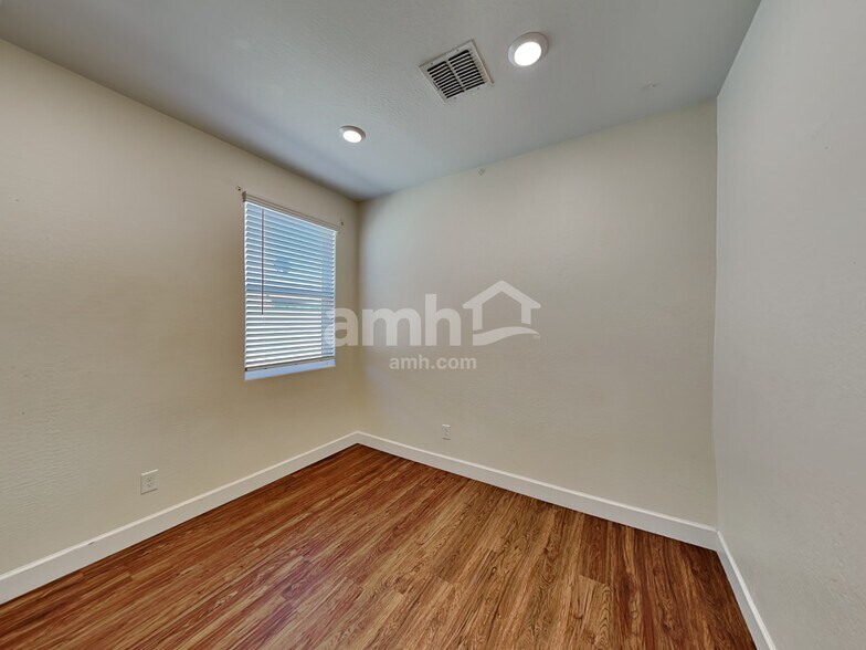 Building Photo - 5913 W Columbine Dr