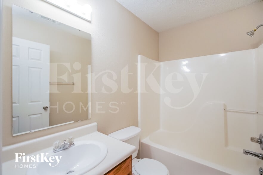 Building Photo - 220 Woodstream Ct