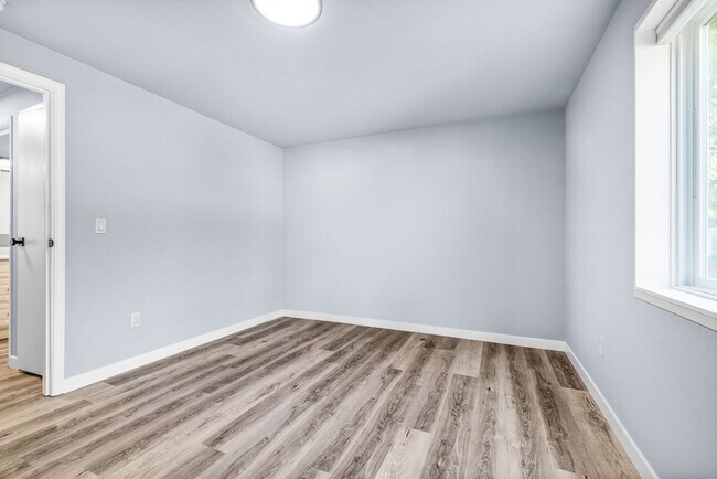 Building Photo - Large Remodeled 2bd, 1ba Condo Available i...