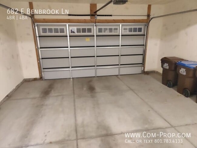 Building Photo - 682 E Benbrook Ln