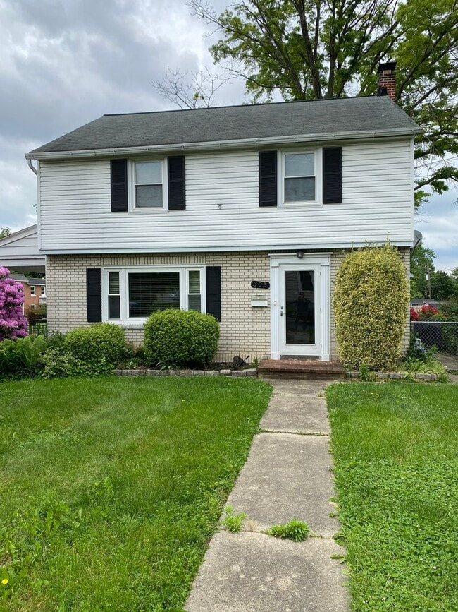 Building Photo - Beautiful 3 Bedroom House with Large Fence...