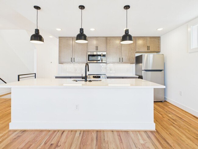 Building Photo - 907 Bainbridge St