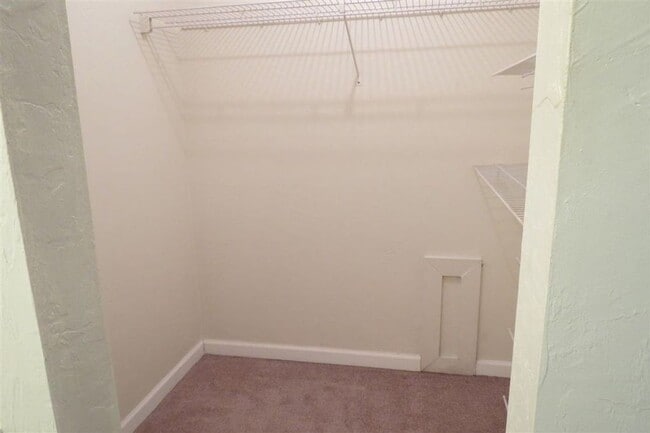 Building Photo - Awesome Townhouse with a Garage!