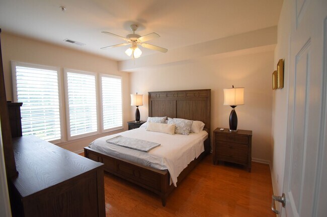 Building Photo - Beautiful 3BR 2BA Condo • Granite Kitchen • Balcony & Pool • Furnished 4th-Floor End Unit Condo i...