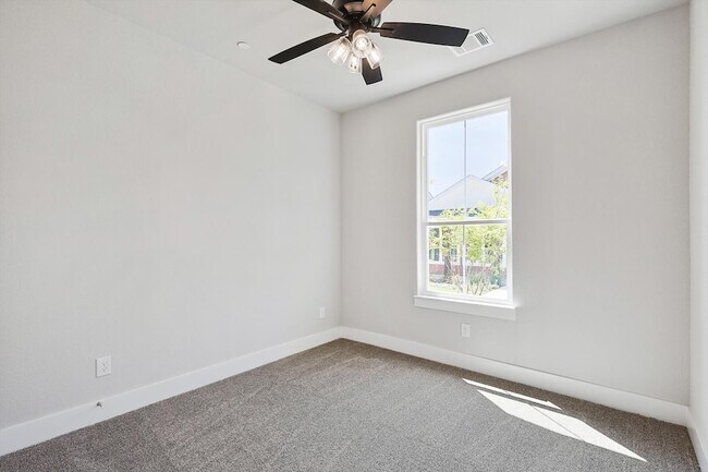 Building Photo - 514 Woodside Trl