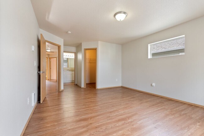 Building Photo - Beautiful 4bed/2.5bath - 1/2 OFF First months rent!