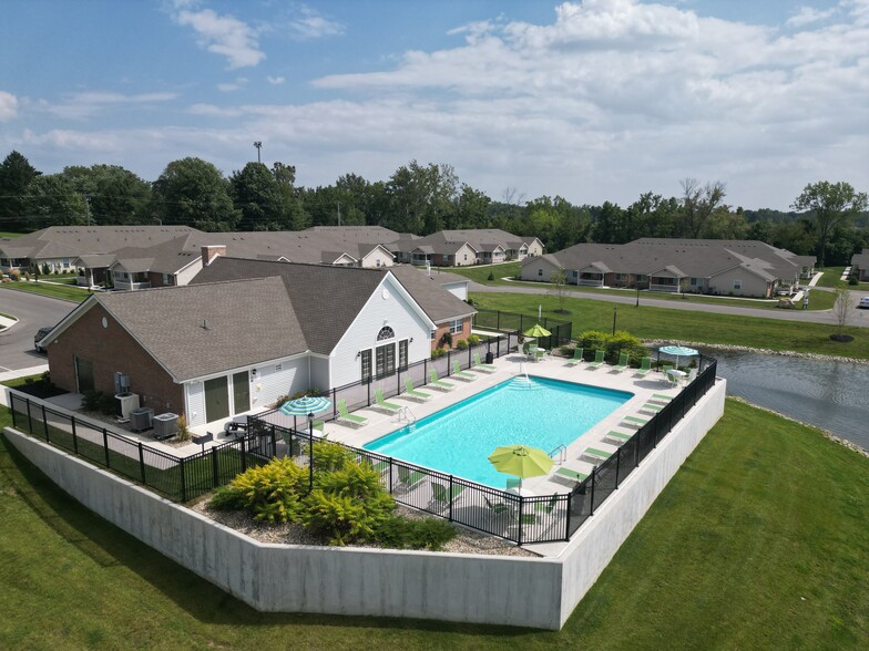 Swimming Pool & Clubhouse - Laurel Bluff Apartments