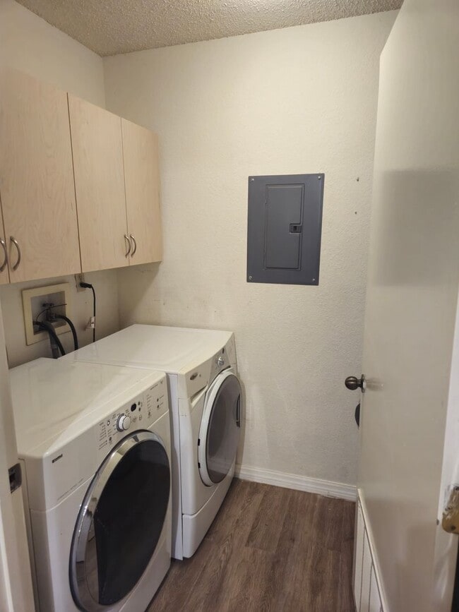 Building Photo - Updated 3BR/3BA condo in Windsor Condomini...