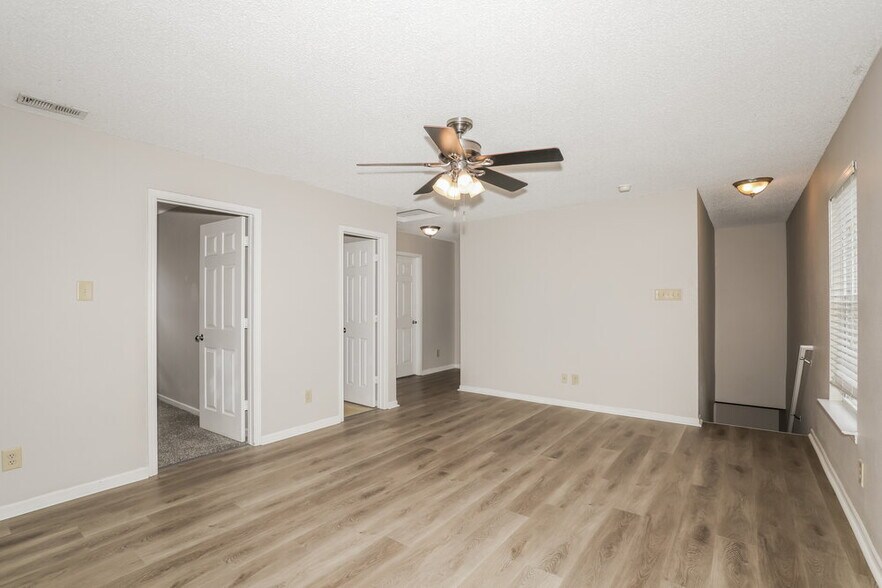 Building Photo - 15459 Border Dr