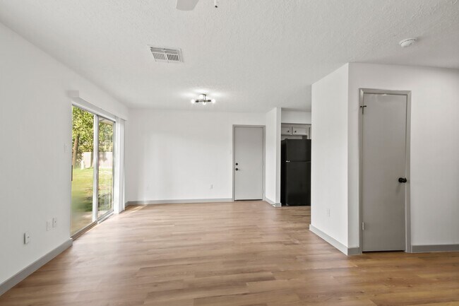 Building Photo - 1600 Hazelwood St