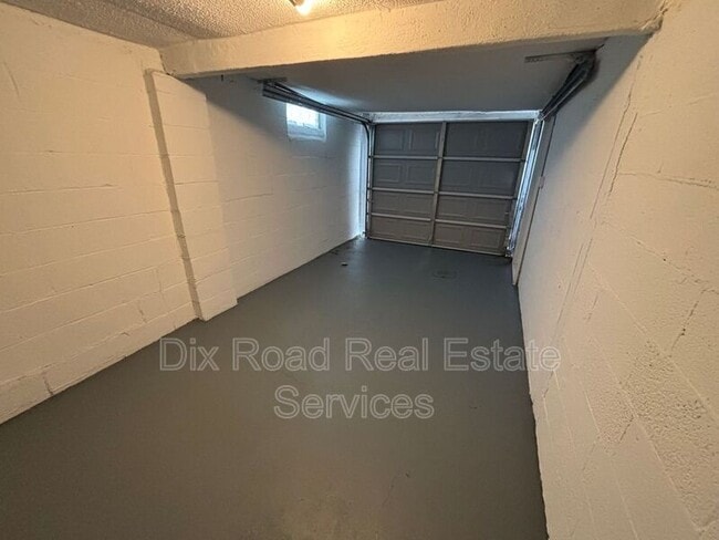 Building Photo - 1862 Ashbrook Dr