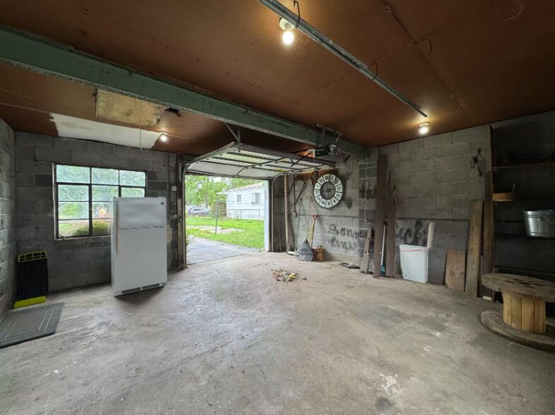 Building Photo - 1421 E Elza Ave