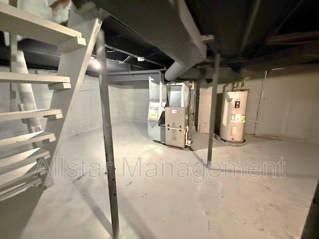 Building Photo - 924 Spring Ave NE