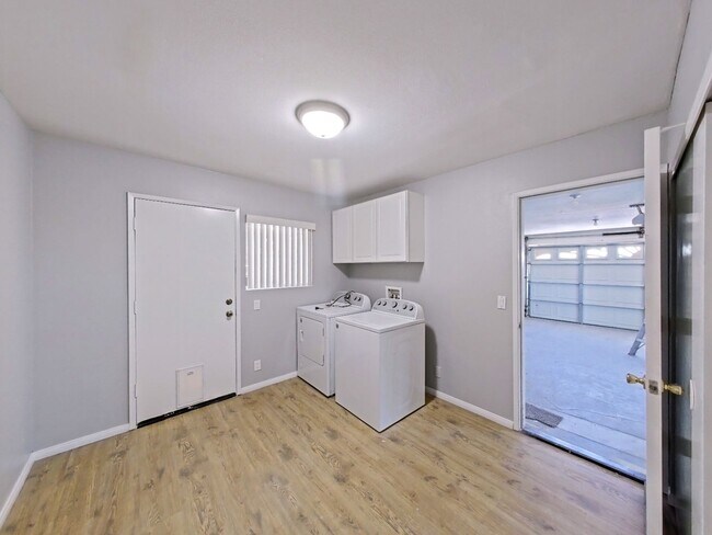 Building Photo - 617 E Avenida San Juan