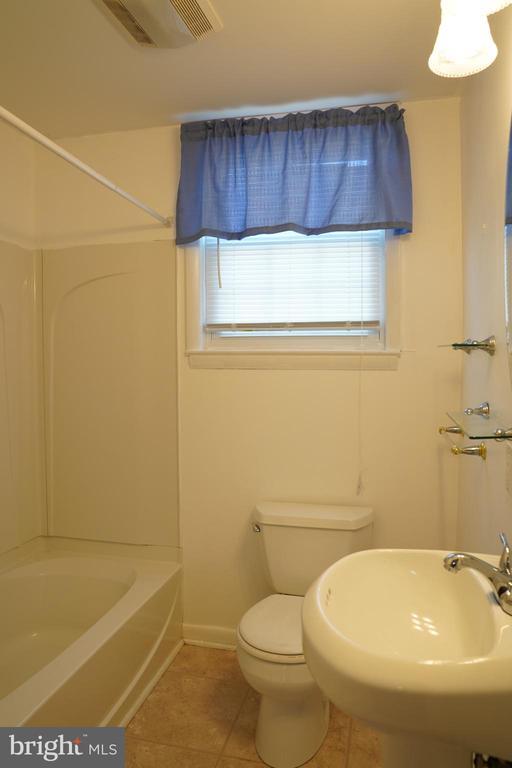 Building Photo - 244 Williams Rd