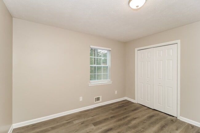 Building Photo - 6492 Meadowlark Dr