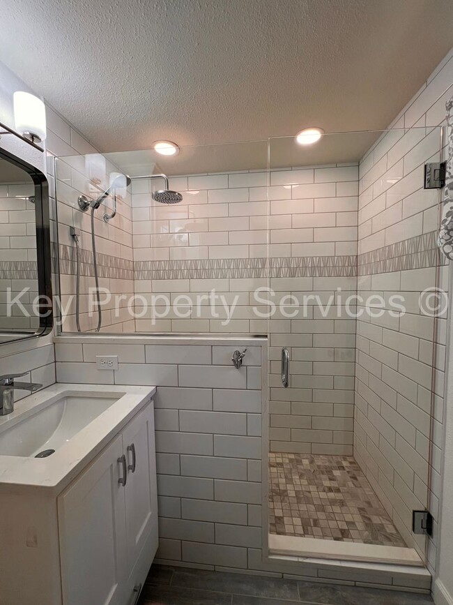 Building Photo - Beautifully Remodeled Gresham Ranch