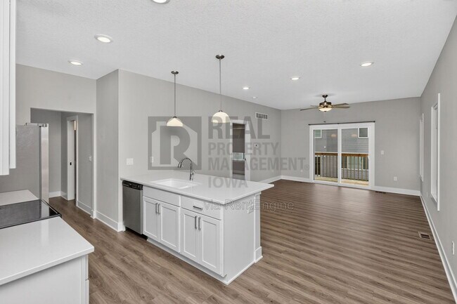 Building Photo - 5638 Fernwood Dr
