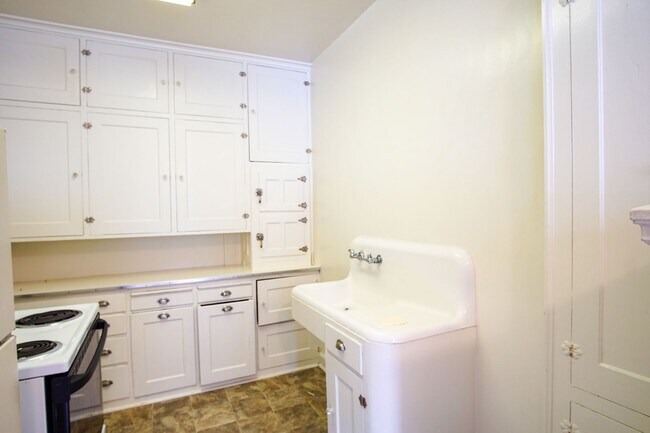 Building Photo - Ladd's Addition: Sunny Studio with Hardwoods + Lovely Architectural Appeal!