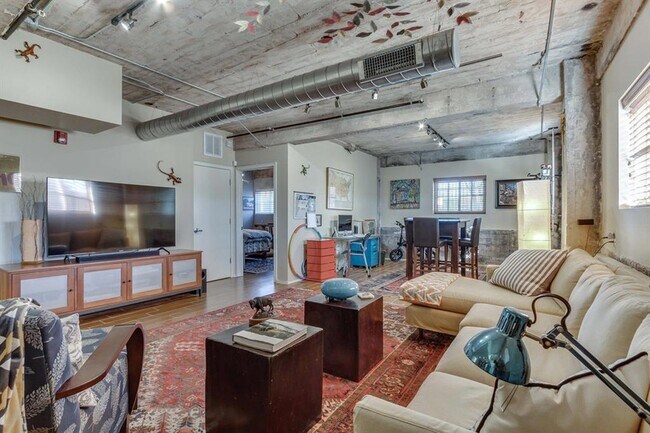 Building Photo - 1209 N Harvey Ave