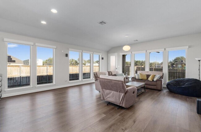 Building Photo - 547 Jefferson Dr