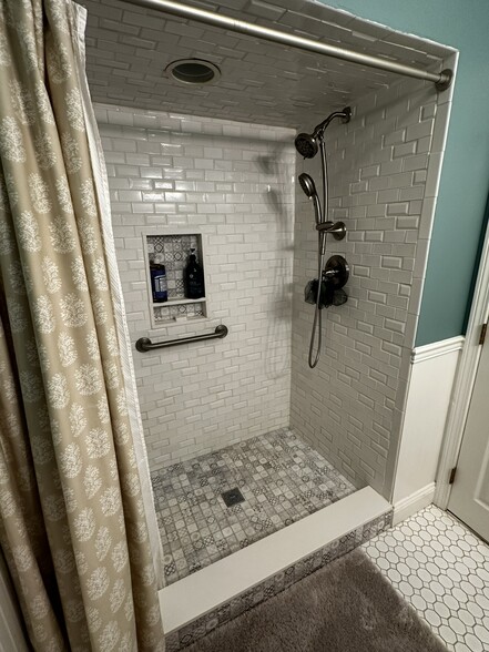 Guest Shower - 143 Oak Park Dr