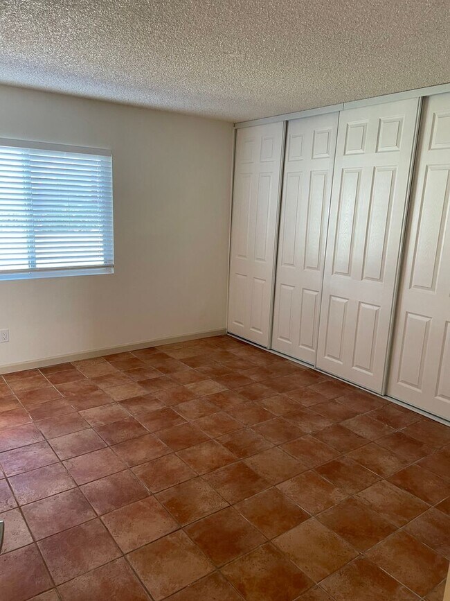 Building Photo - Bright and Charming 3 Bedroom 2 Bath Condo with Patio and A/C!