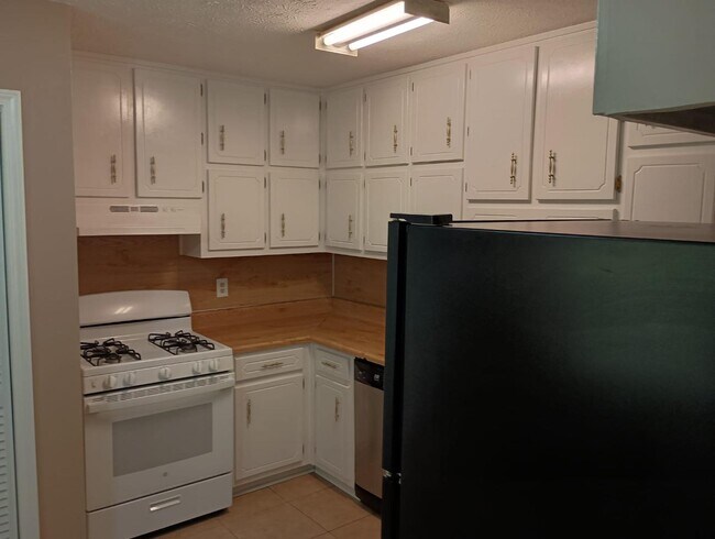 Building Photo - 405 Santa Fe Trail