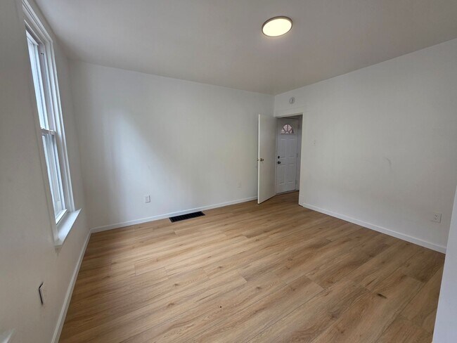 Building Photo - Space 3 bed 1 bath house for rent in Braddock!