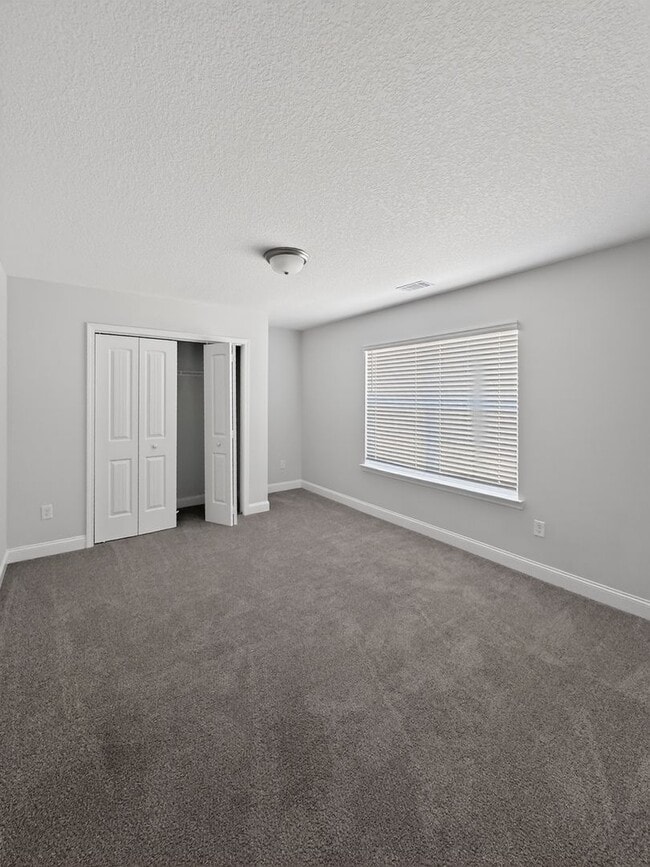 Building Photo - RATE DROP ALERT (was $2200/month) and MOVE-IN SPECIAL: 1st FULL MONTH'S RENT FREE**