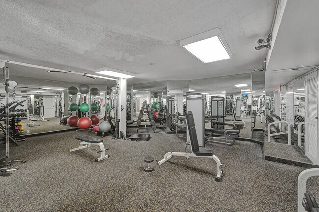 Building Photo - 3500 Mystic Pointe Dr