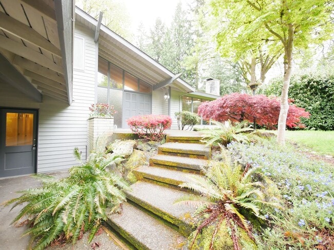 Building Photo - 3 Bed and 3 Bath Plus Office Private Singl...