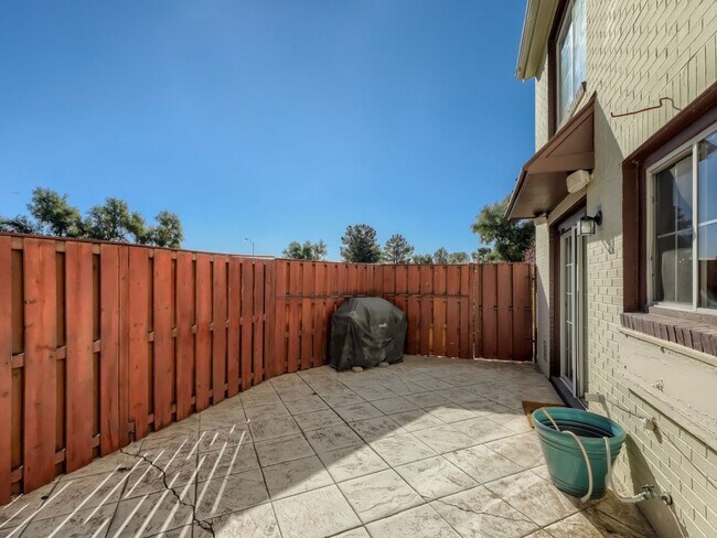 Building Photo - Beautifully partially furnished townhome in Las Vegas Country Club